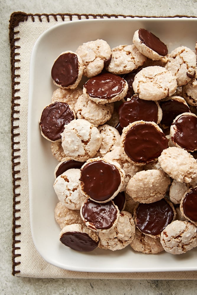 Macarons aux noisettes empilés sur un plateau de service blanc