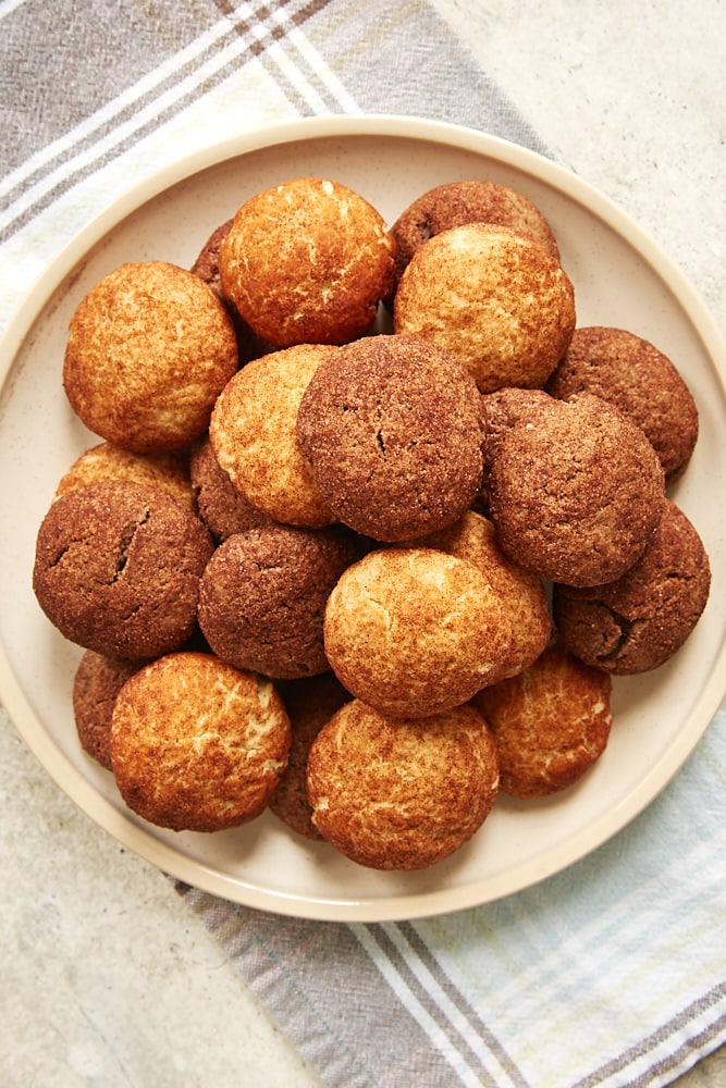 Snickerdoodles and Chocodoodles served on a beige plate