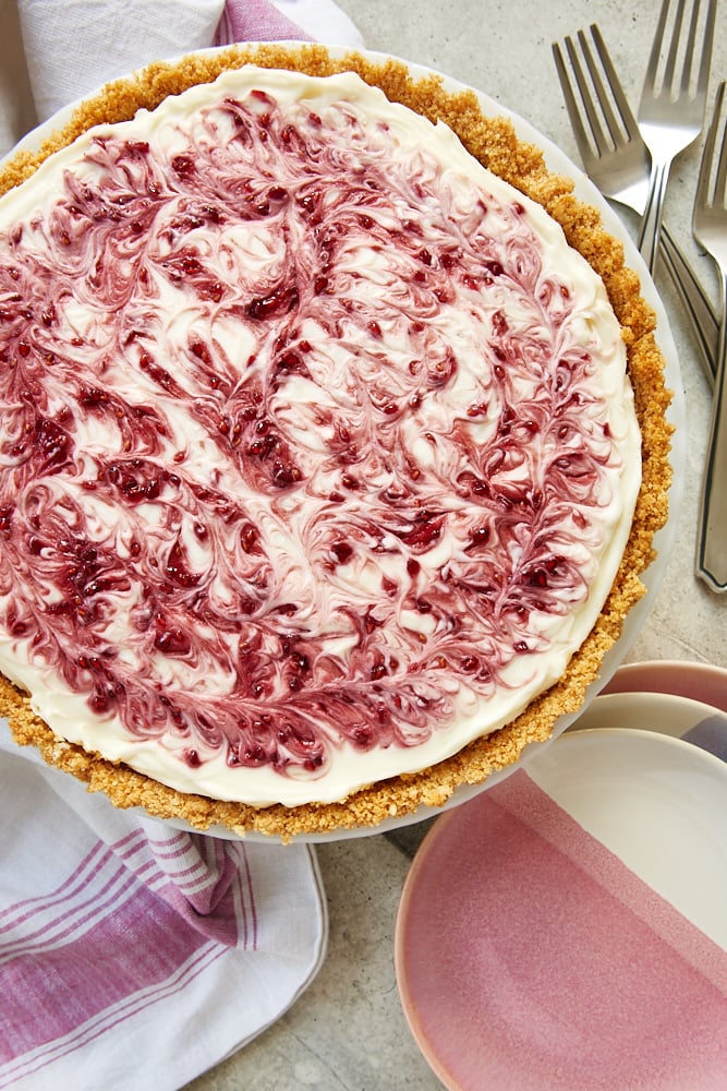 Gâteau au fromage aux framboises sans cuisson sur un support en verre de lait