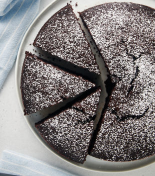 3 つのスライスが切り取られた、皿の上のココア ケーキ全体の上面図