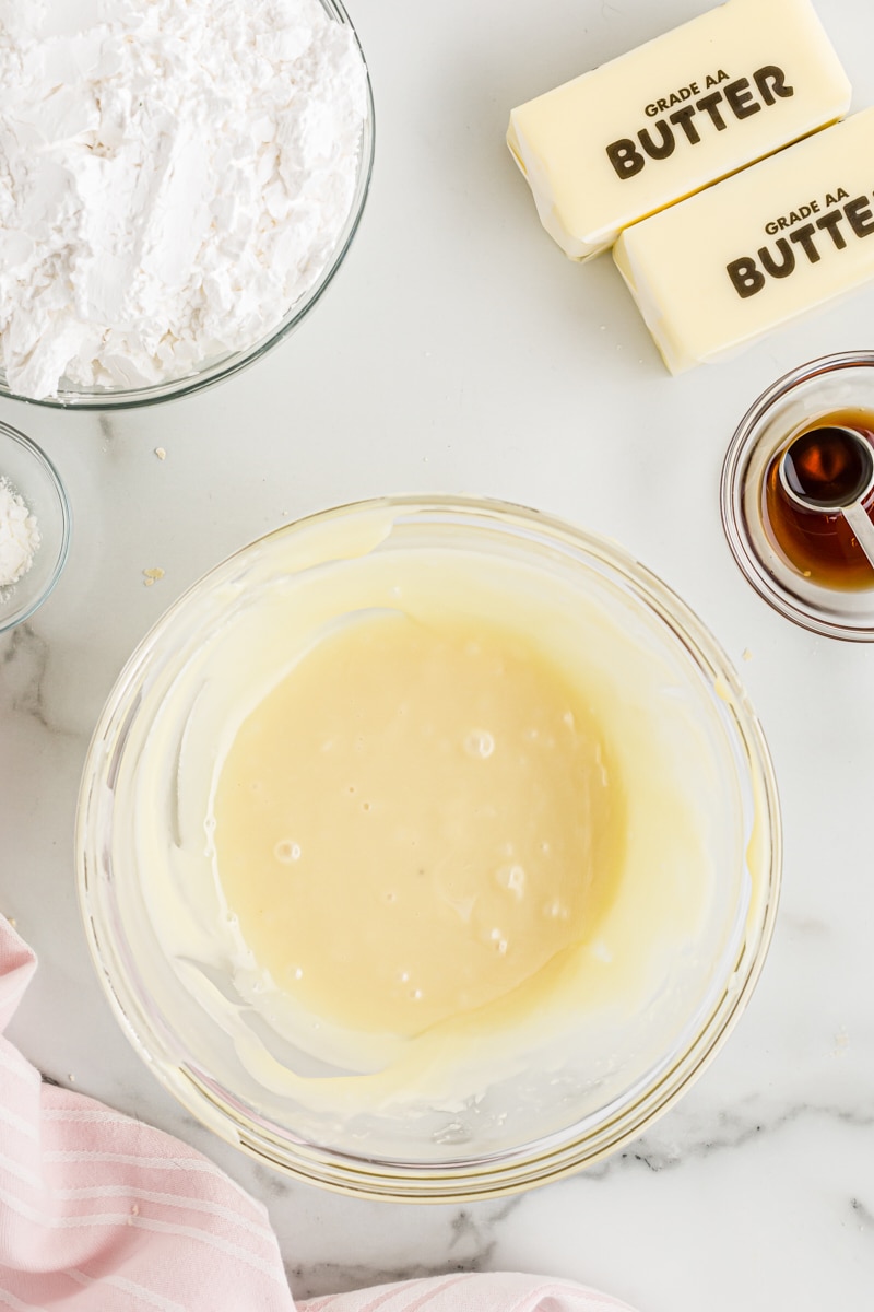 Melted white chocolate in glass bowl