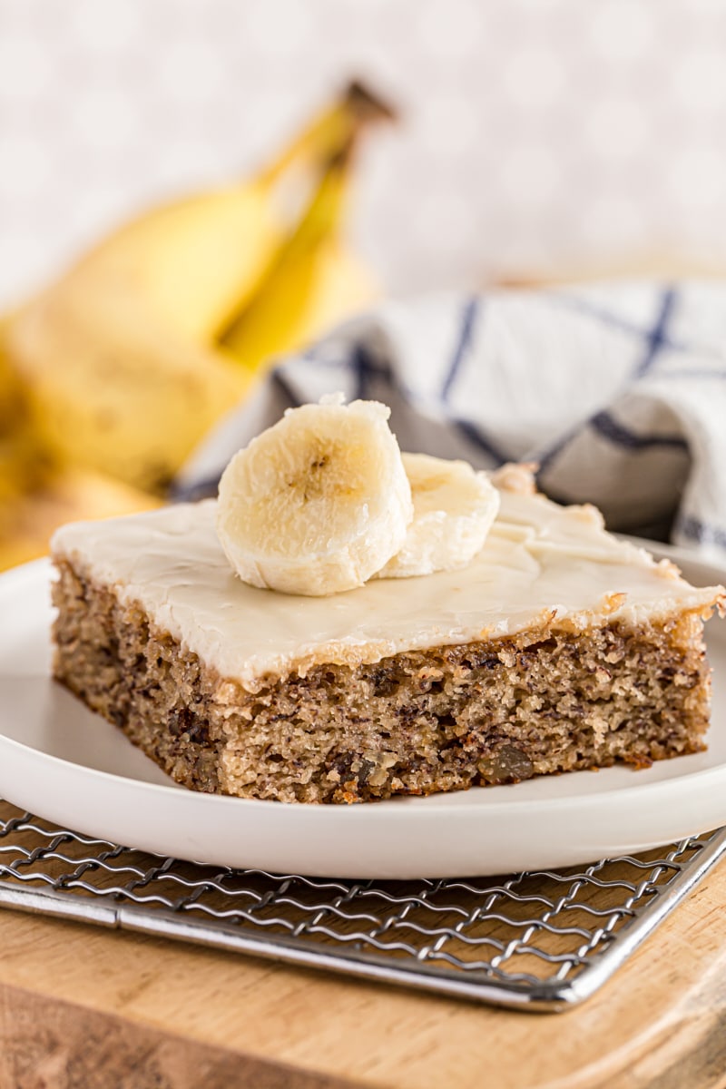 Banana bar topped with sliced bananas