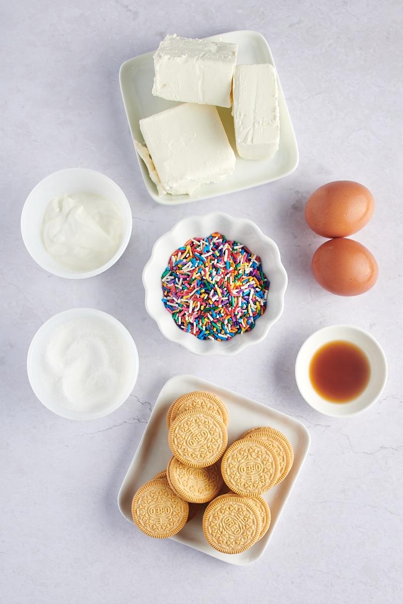 visão aérea dos ingredientes para Mini Funfetti Cheesecakes