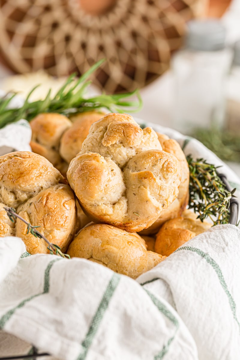 A basket full of dinner rolls shaped like clovers.