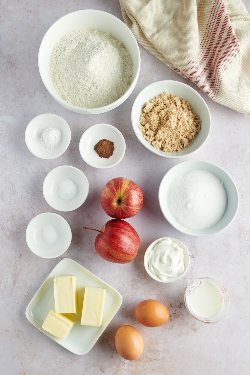 visão aérea dos ingredientes para muffins de canela de maçã