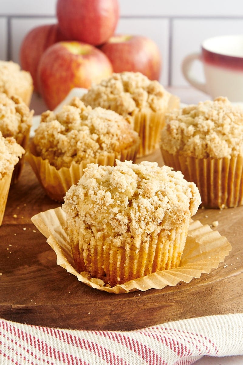 Muffins de canela de maçã em uma superfície de madeira