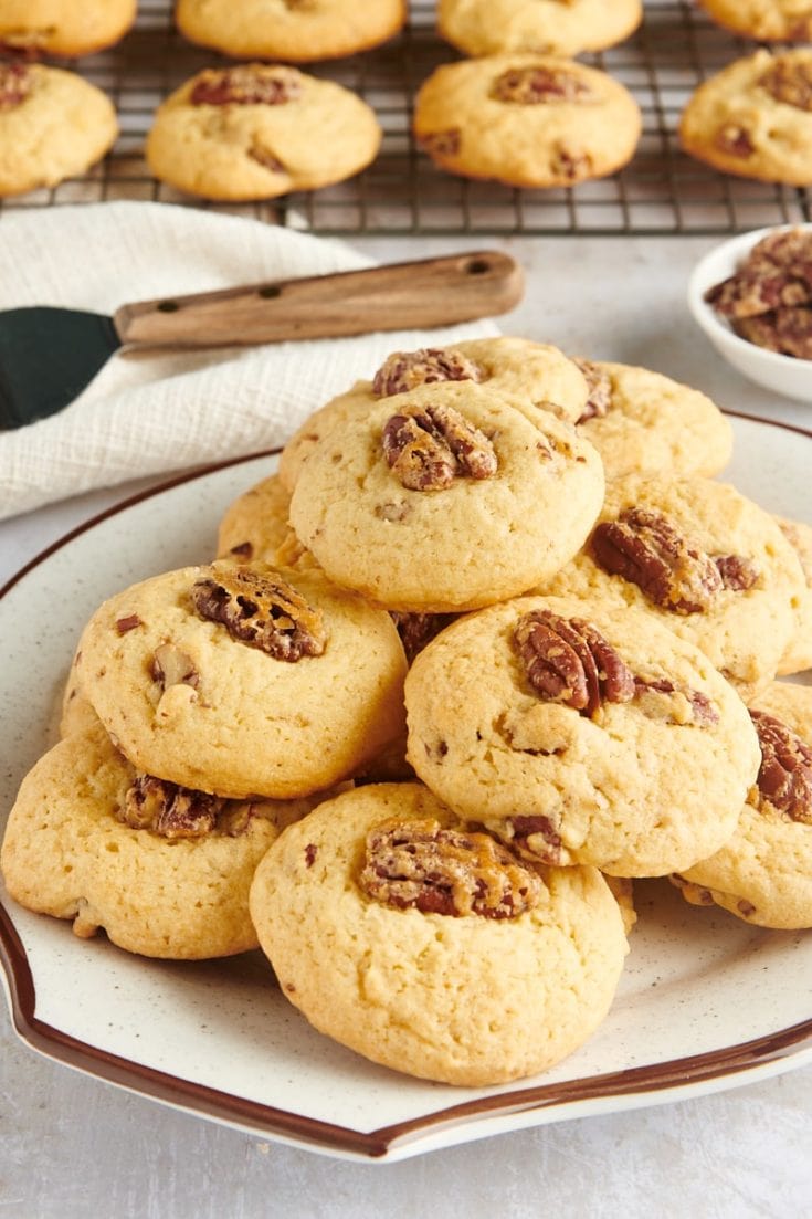 Maple Pecan Cookies stablet på en hvid og brunbroget tallerken