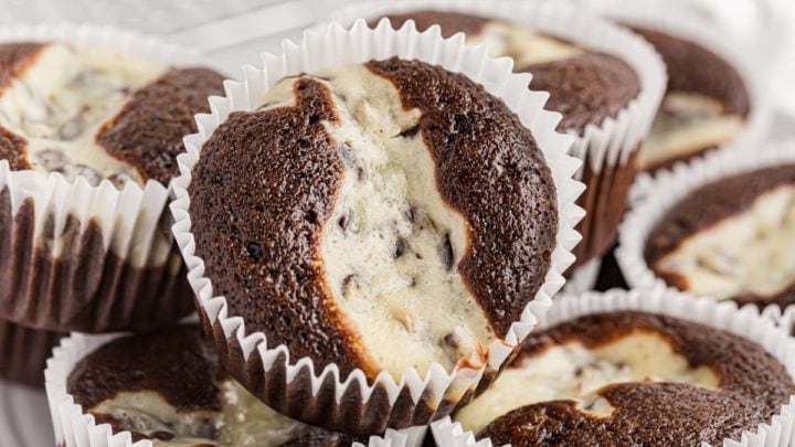 https://bakeorbreak.com/wp-content/uploads/2022/10/Black-and-White-Cupcakes-38-720x405.jpg