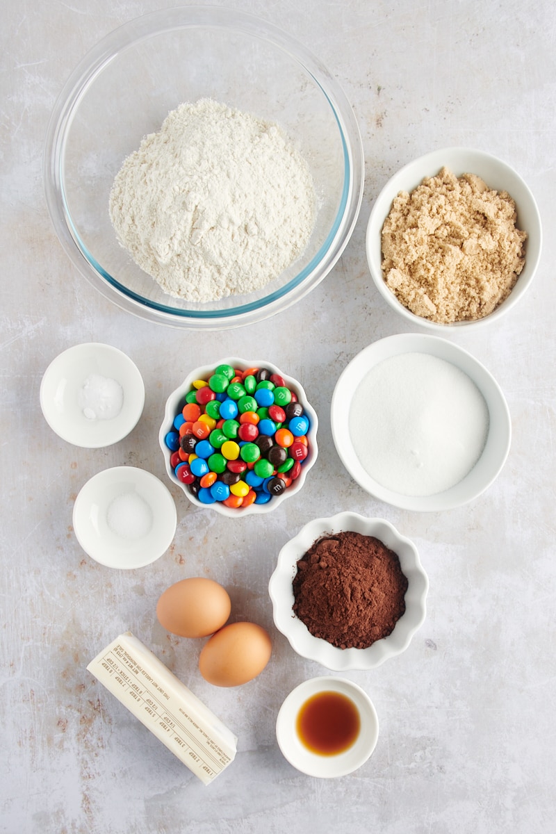 visão aérea dos ingredientes para Chocolate M&M Cookies
