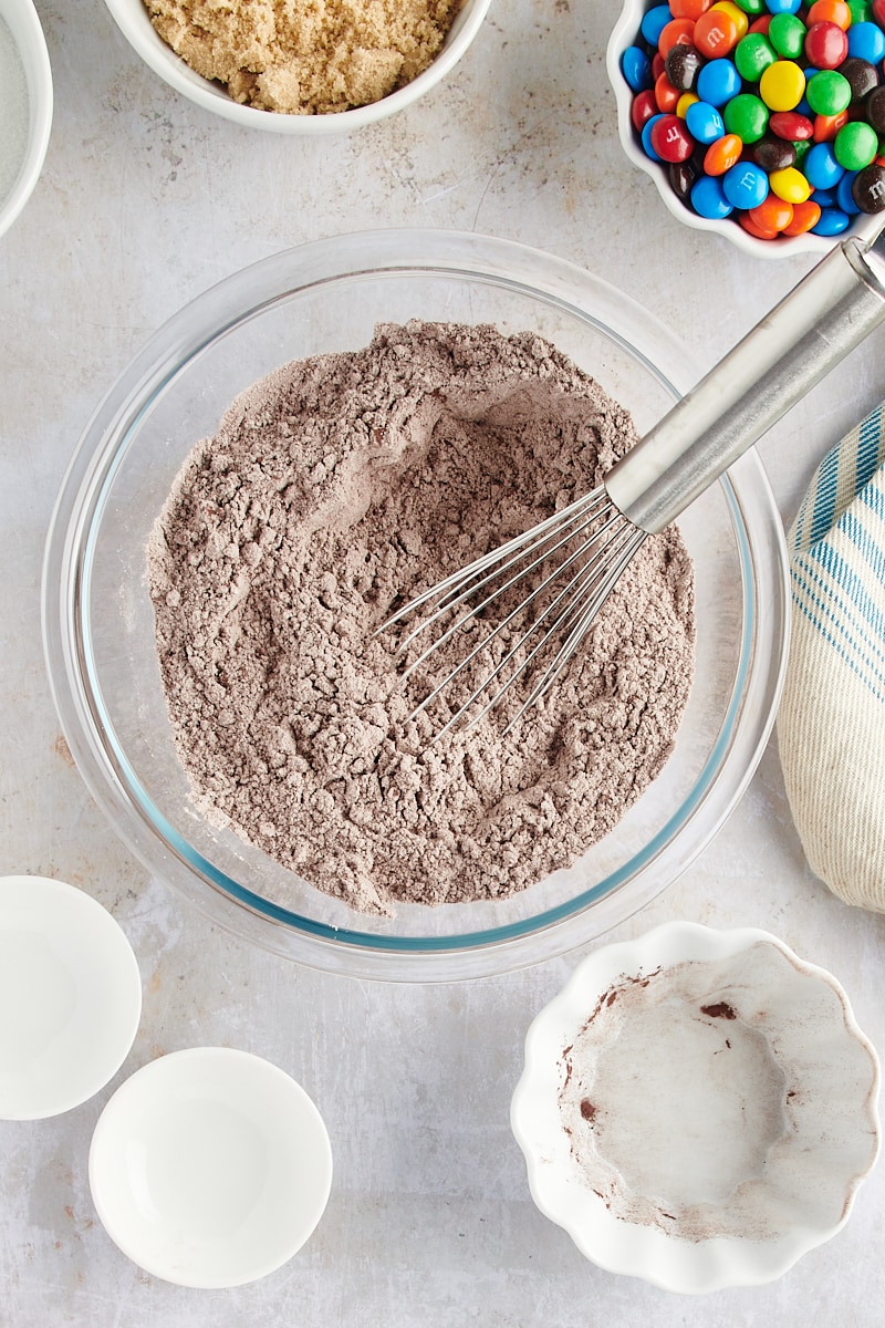 pohľad zhora na zmiešané suché ingrediencie pre čokoládové M&M Cookies