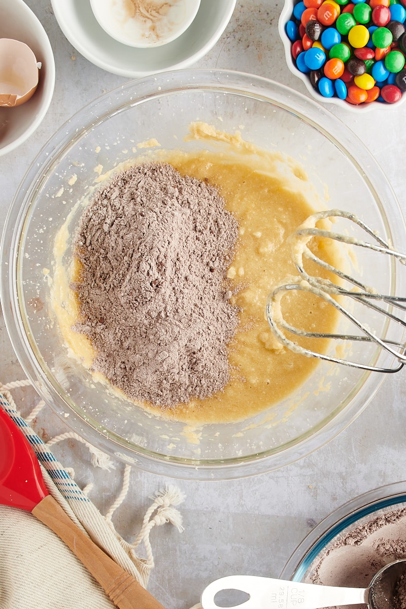 pogled odozgo na suhe sastojke dodane mokrim sastojcima za izradu tijesta za kolačiće