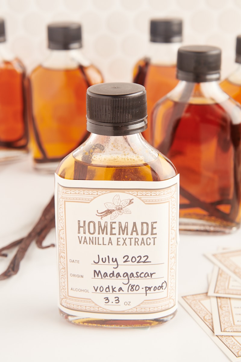 en flaske hjemmelaget vaniljeekstrakt med en detaljert etikett