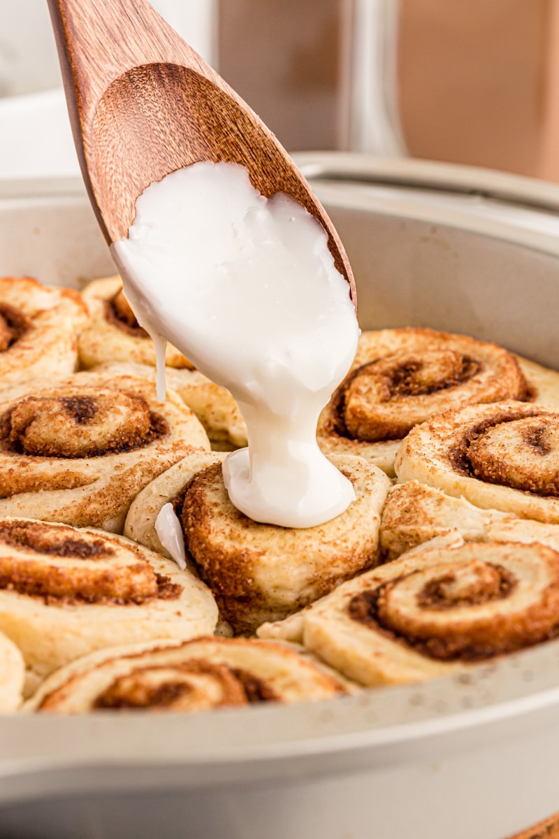 Icing cinnamon rolls