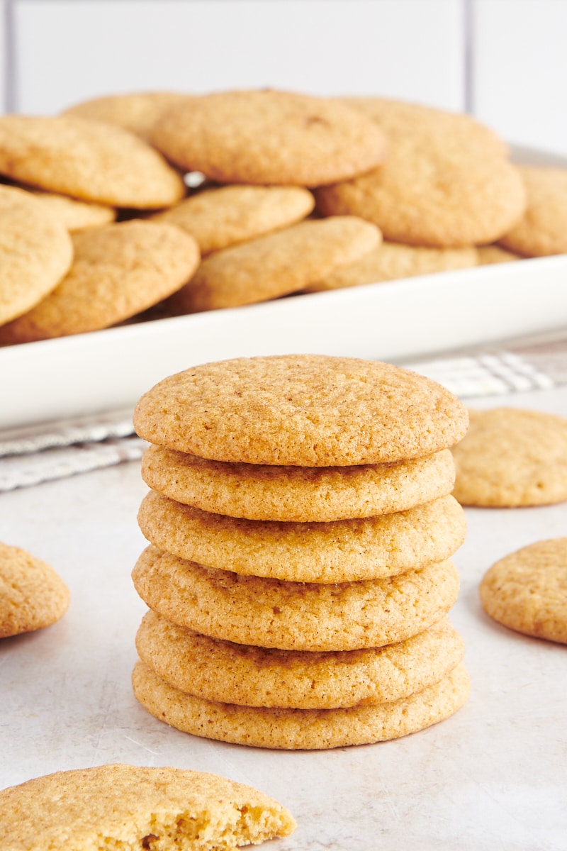 stak af seks Gingerdoodle Cookies med flere cookies omkring