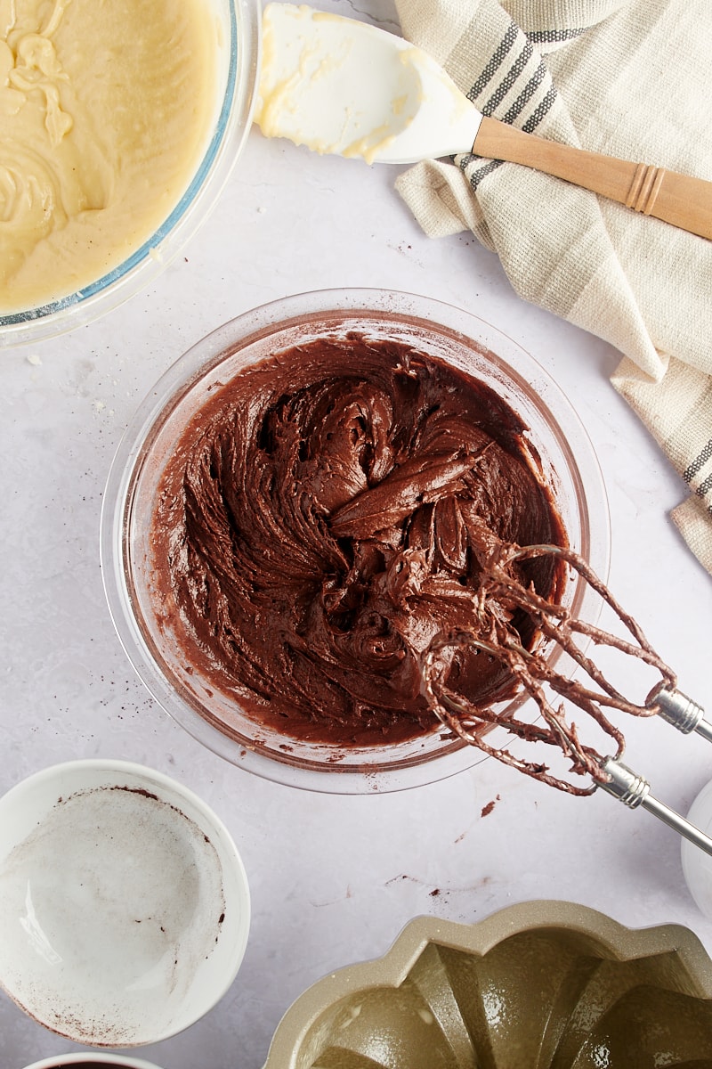 vegyes csokoládé tészta felülnézete Marble Bundt tortához