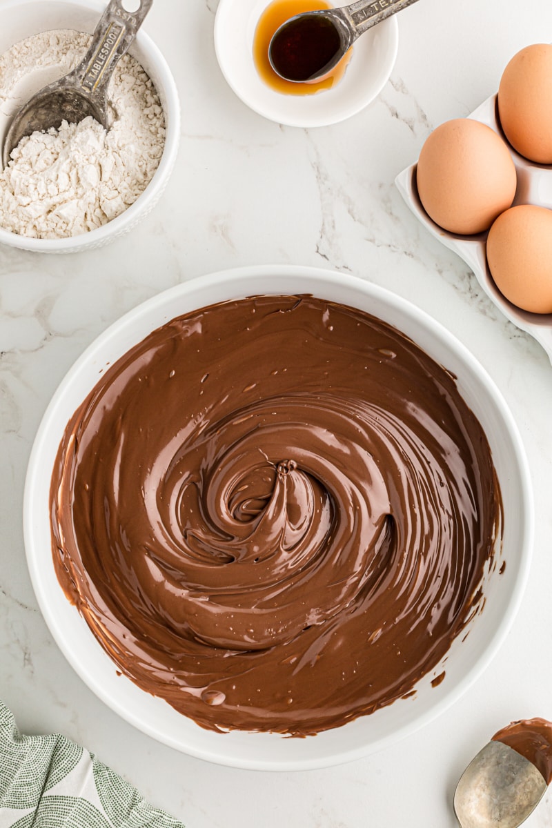 Melted chocolate in bowl