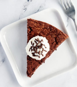Overhead view of brownie cake slice on plate