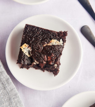 Overhead view of earthquake cake on plate