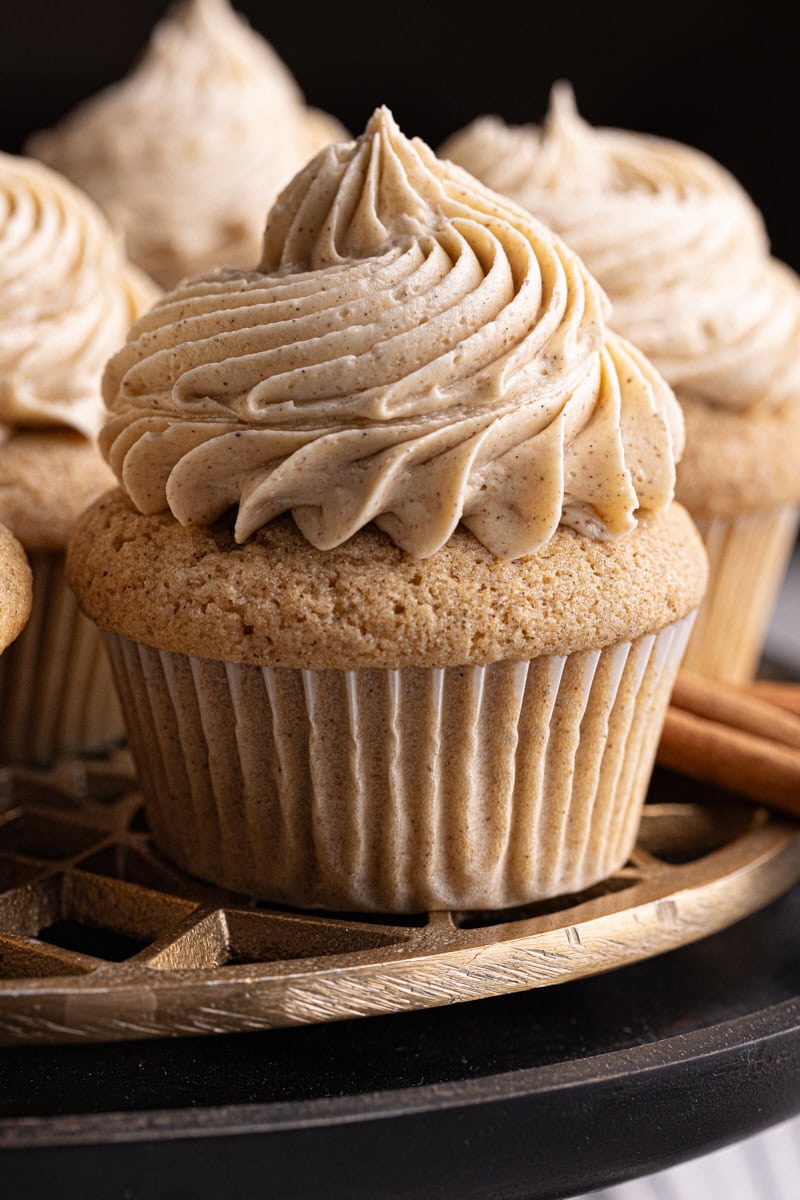 chai spice cupcakes on a black cake stand