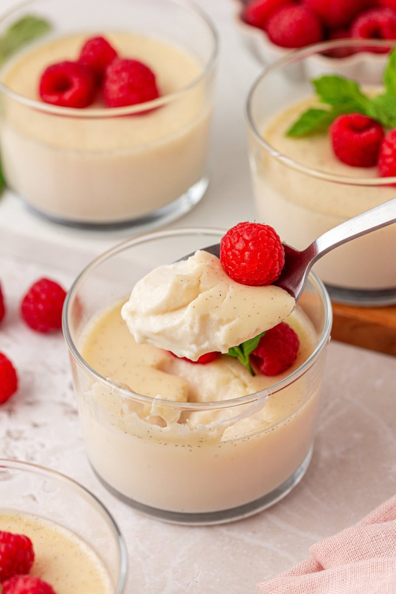 Une cuillerée de panna cotta vanille pour révéler la texture crémeuse