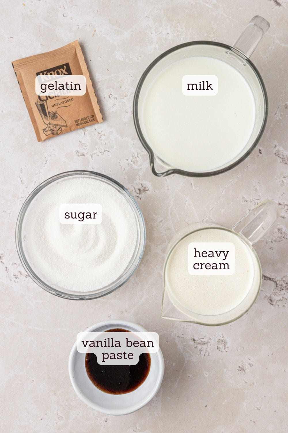 Vue de dessus des ingrédients de la panna cotta à la vanille