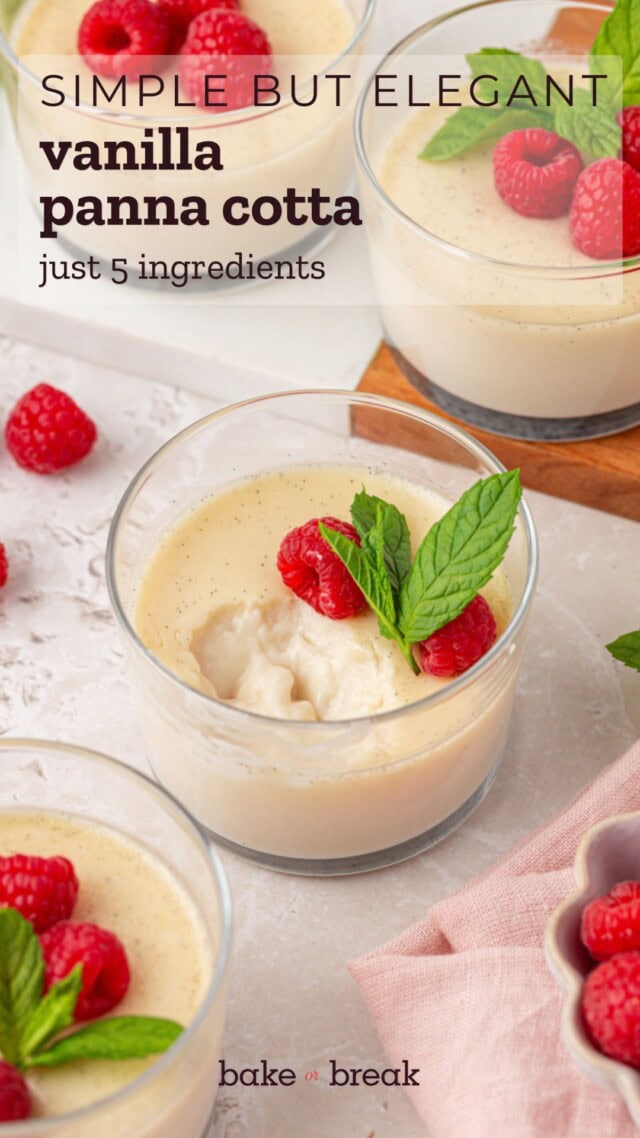 panna cotta à la vanille dans une coupe à dessert où il manque une bouchée pour mettre en valeur l'onctuosité ; Superposition de texte "Simple mais élégant - Panna Cotta à la vanille - Seulement 5 ingrédients - Faites-le cuire ou cassez-le"