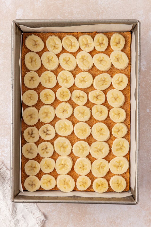banana slices in a single layer over a vanilla wafer crust